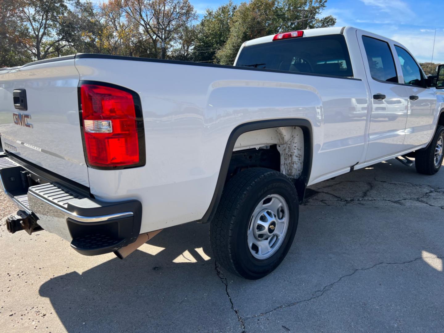 2017 White /Gray GMC Sierra 2500HD (1GT11REG3HF) with an 6.0L V8 Gas engine, 6-Speed Automatic transmission, located at 4520 Airline Hwy, Baton Rouge, LA, 70805, (225) 357-1497, 30.509325, -91.145432 - 2017 GMC Sierra 2500HD Crew Cab 6.0 V8 Gas, 8Ft Bed, 193K Miles, Power Windows, Locks & Mirrors, Cold A/C, Tow Pkg. NO IN HOUSE FINANCING. FOR INFO PLEASE CONTACT JEFF AT 225 357-1497 CHECK OUT OUR A+ RATING WITH THE BETTER BUSINESS BUREAU WE HAVE BEEN A FAMILY OWNED AND OPERATED BUSINESS AT THE S - Photo#5